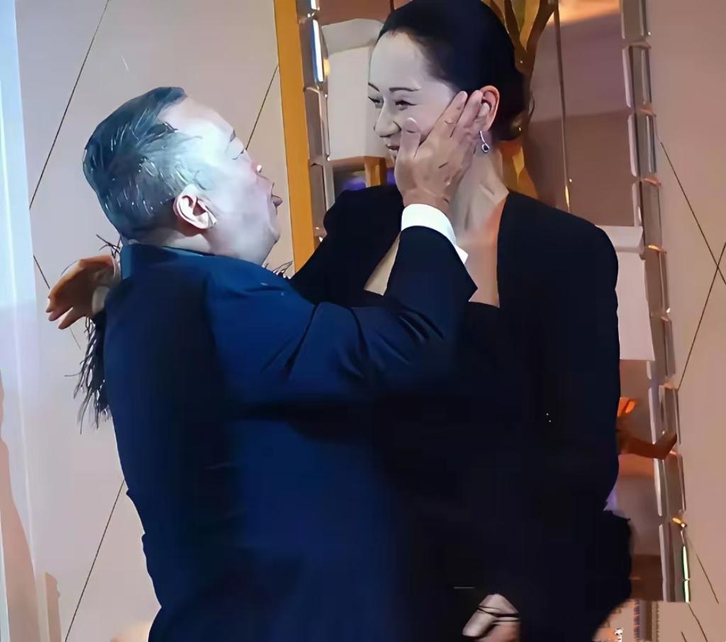 酒局饭局，向来是女明星绕不开的

必修课，这大概也是一种人脉与资

源的积累。