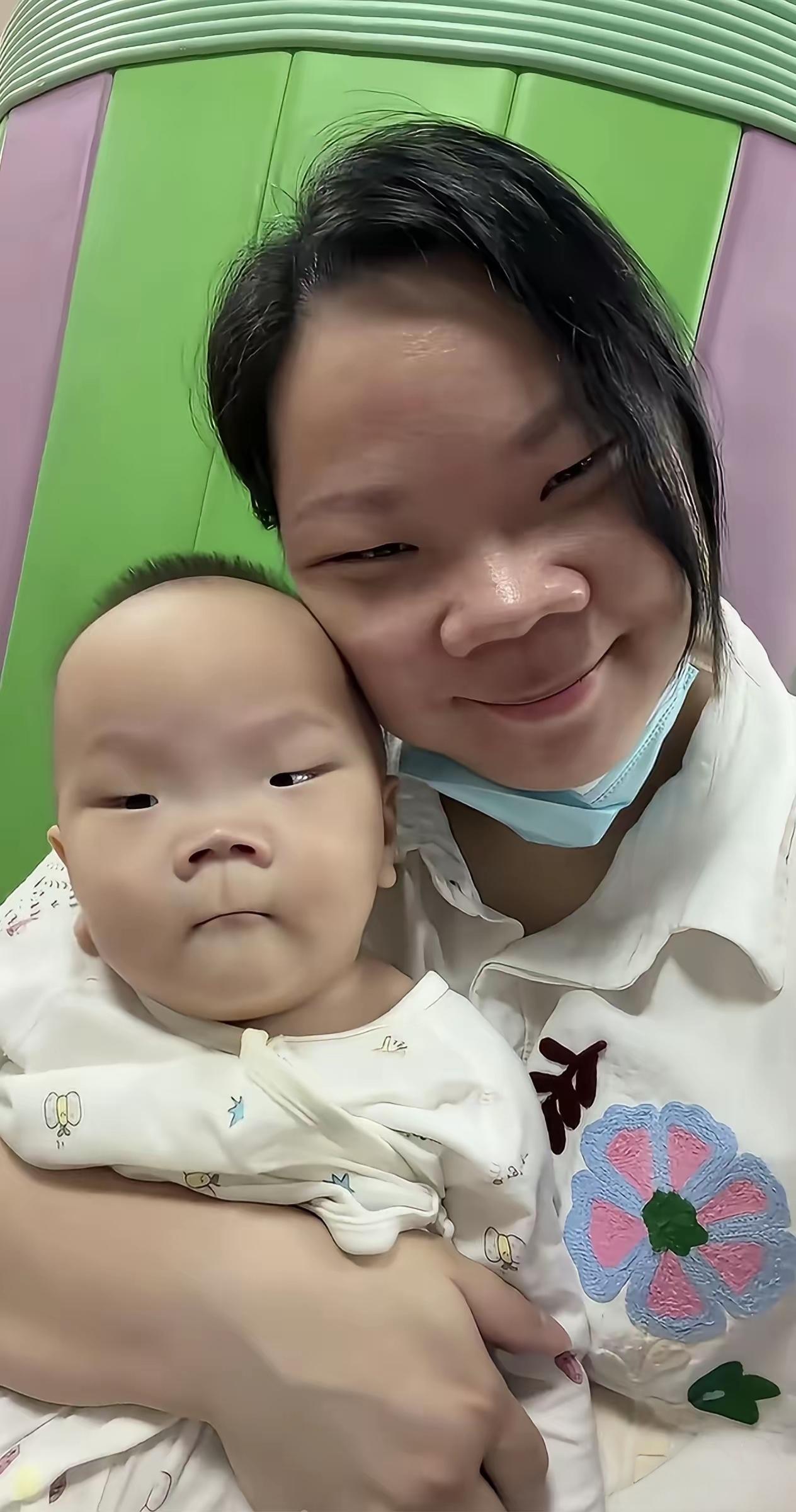 偶然拍到超暖心一幕，这位妈妈上班时只能把小宝宝带在身边。

小家伙乖乖窝在怀里安