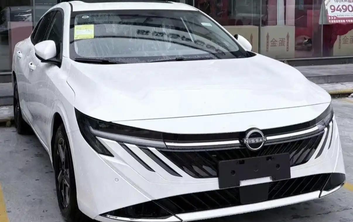 新款轩逸上市了，算上这一代也算三代同堂了，限时价格为9.49万-10.99万元，