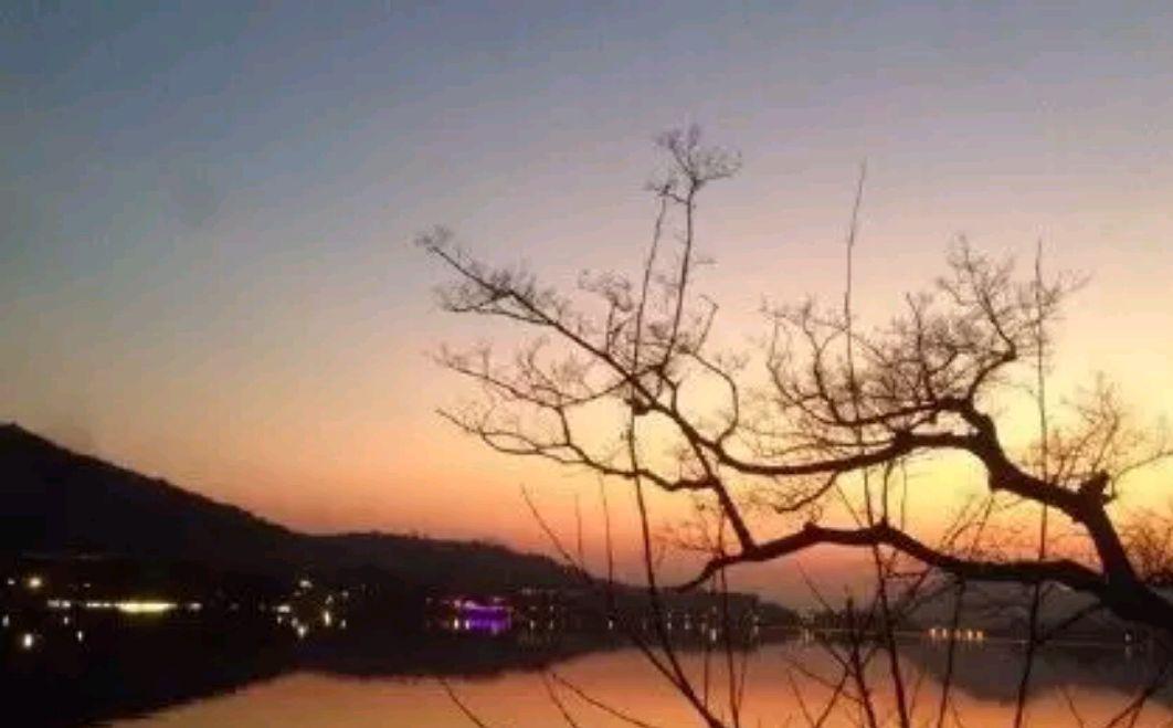 上联：野渡戏春水
下联：孤村浴夕阳

上下联词性对应严谨，“野渡”对“孤村”（地