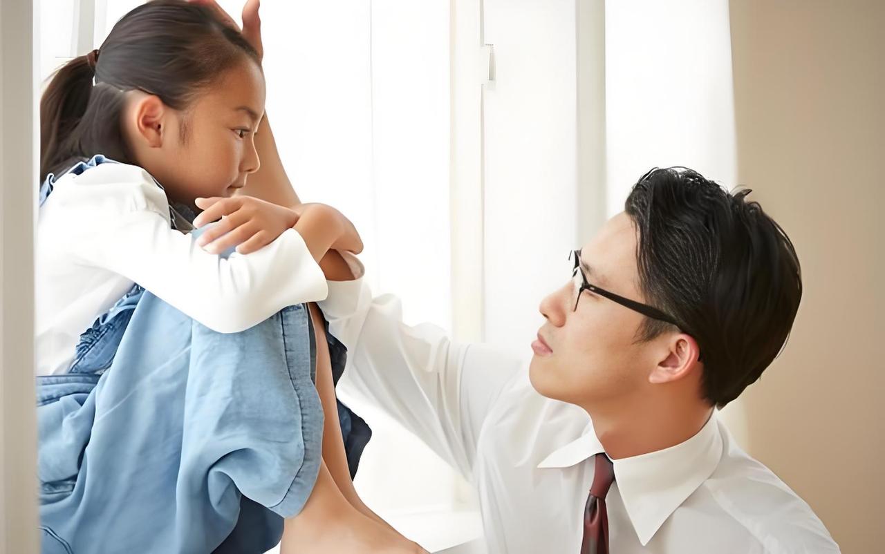 跟孩子相处：讲道理是下策，闭嘴是中策，上策你绝对想不到
 
真的，养孩子越久越明