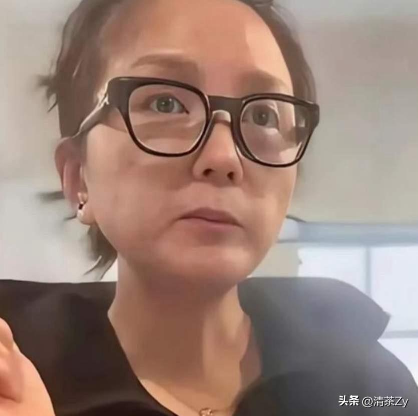 40岁的何洁在直播间里崩溃大哭！有网友说她难道没看到闫某某的下场，根本不值得共情
