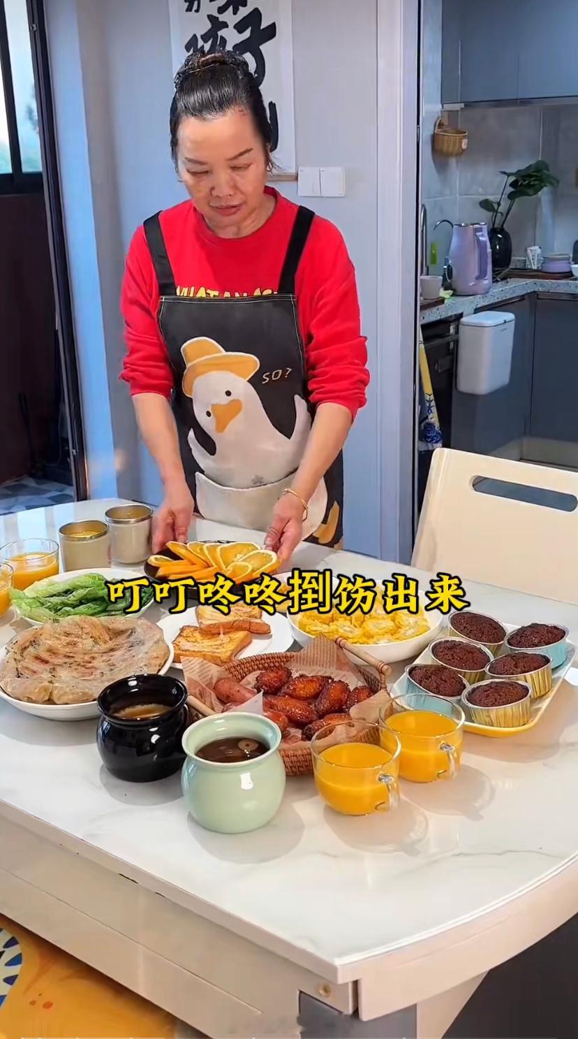 被这位婆婆的一天累到了 就这伙食和这个劳动量，当家政一个月都能上万了