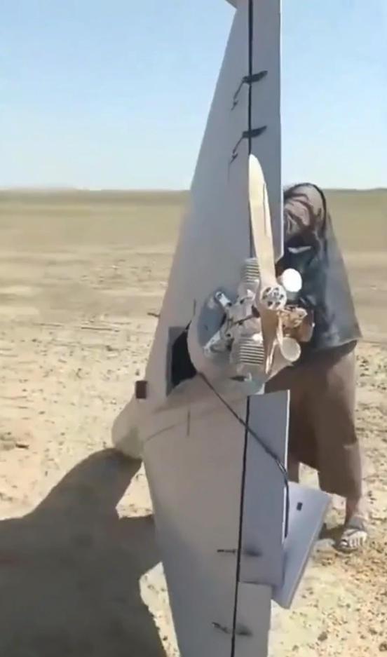 意外收获， 伊拉克 人捡到 美军 LUCAS无人机，没有爆炸相当完好，在飞行过程