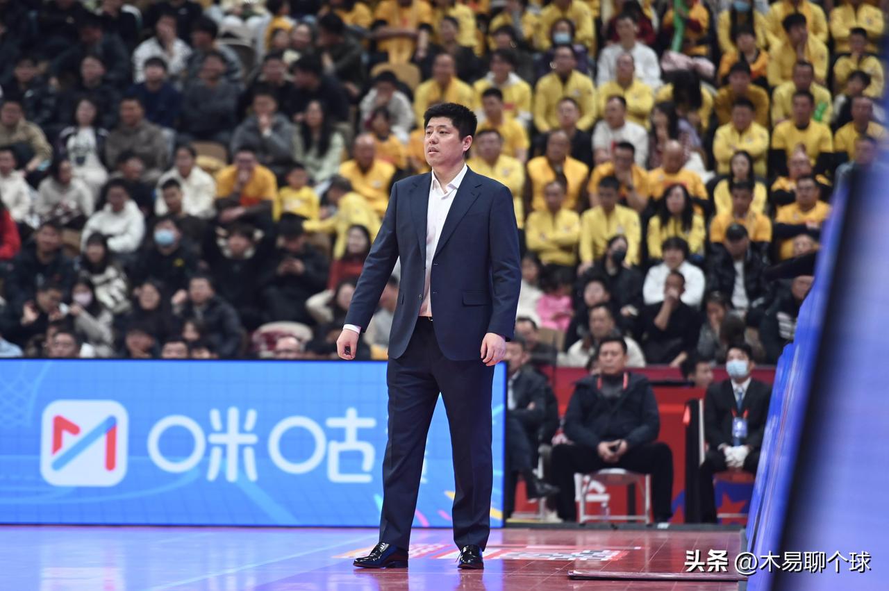 震惊！上赛季CBA季军教头下课！
据知名媒体人“球圈赵探长透露，山西男篮主教练潘