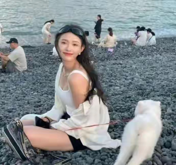 林允去海边玩居然没有路人认出来，那两个男生也不去要个签名 