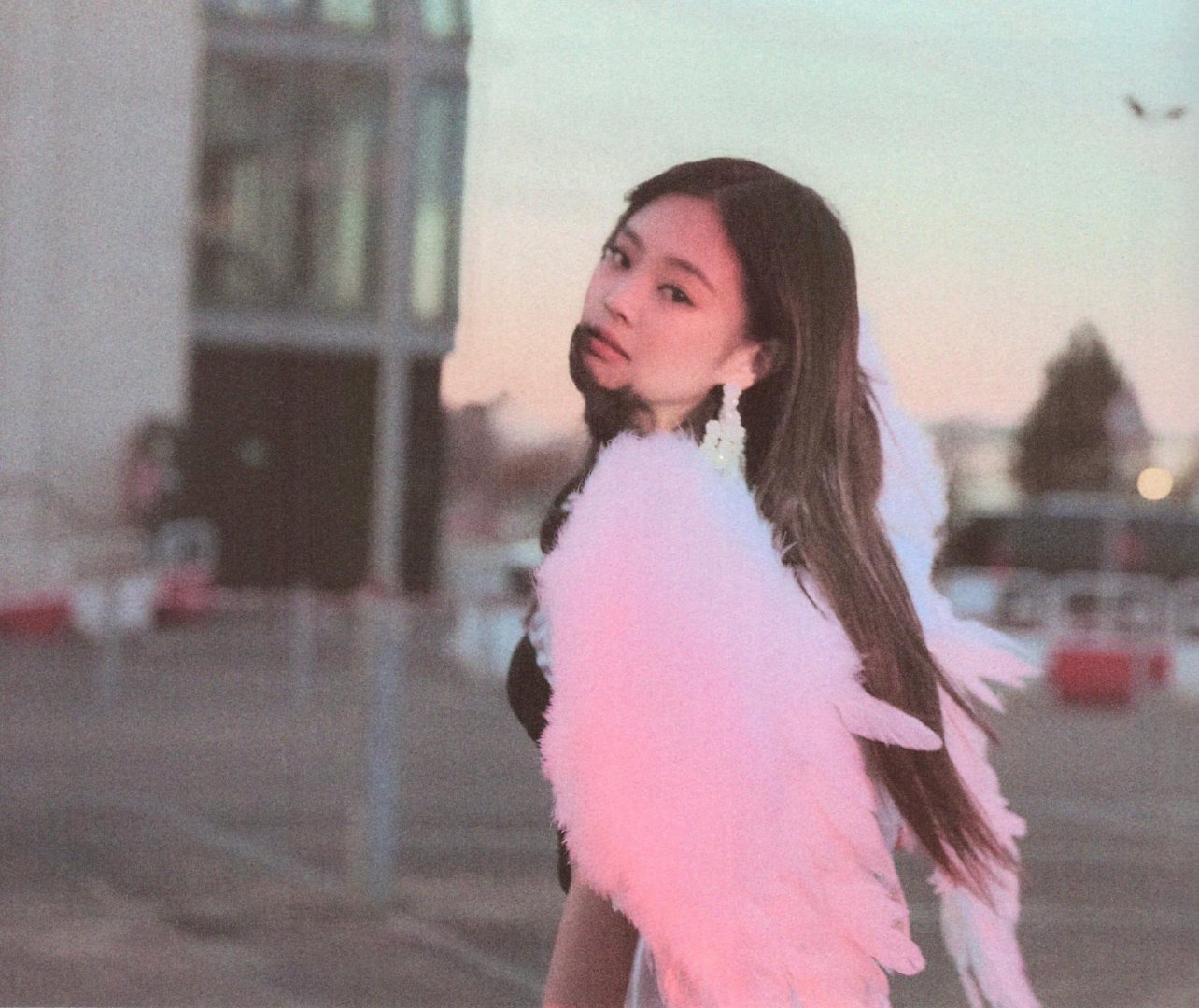 JENNIE 意外的和fallen angel概念很合适的八年前的SOLOJen