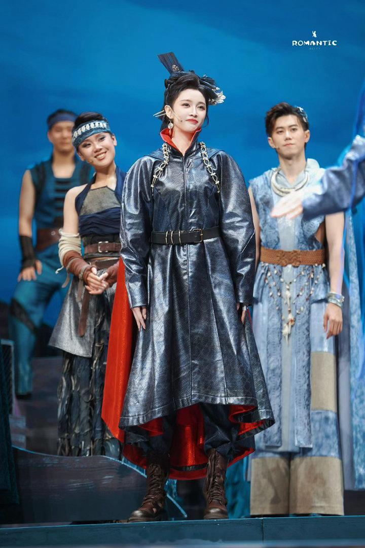 吴宣仪八年唱功对比 谁懂啊！从当年那个甜度爆表的“元气小甜豆”，到现在音乐剧舞台