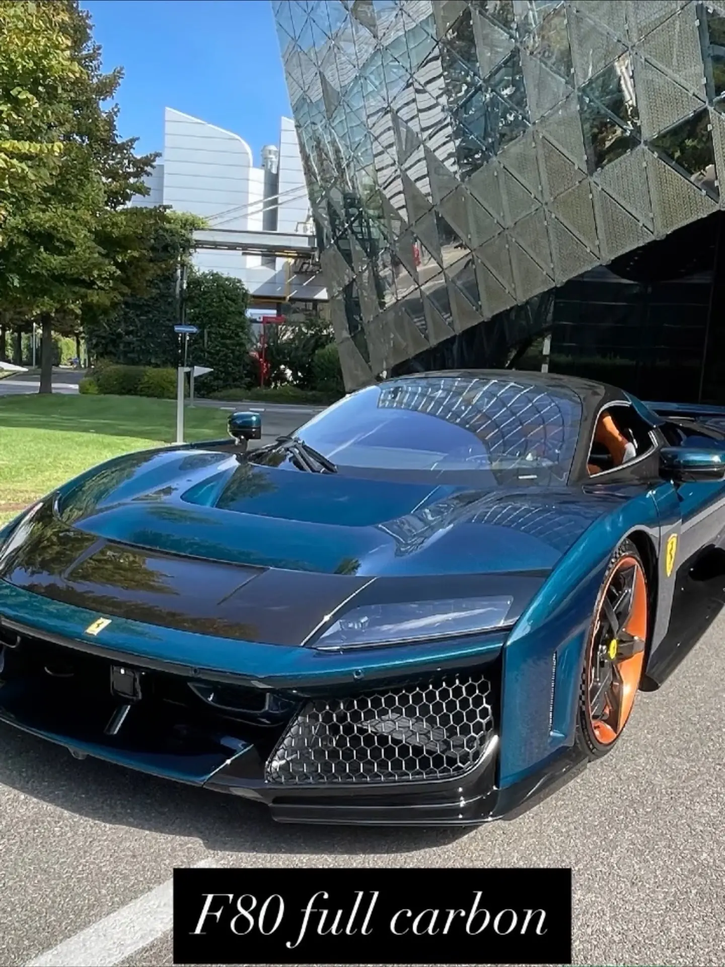法拉利f80在工厂出现了新的颜色 是一种蓝色金属透明色漆 能显出碳纤维...