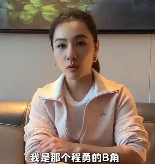钱再多有什么用？曾是平衡木上的"璇美人"，拿过世界冠军，身家不薄。47岁的刘璇却