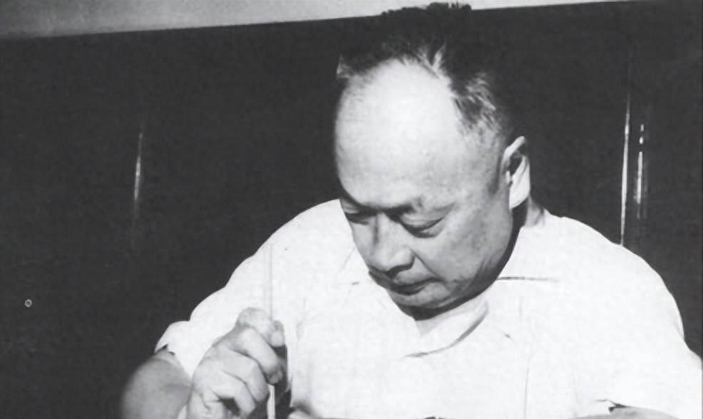 陈毅看到曾山衣着简朴大发脾气说太寒酸，曾山却回应：你要和资本家比阔气吗
1949