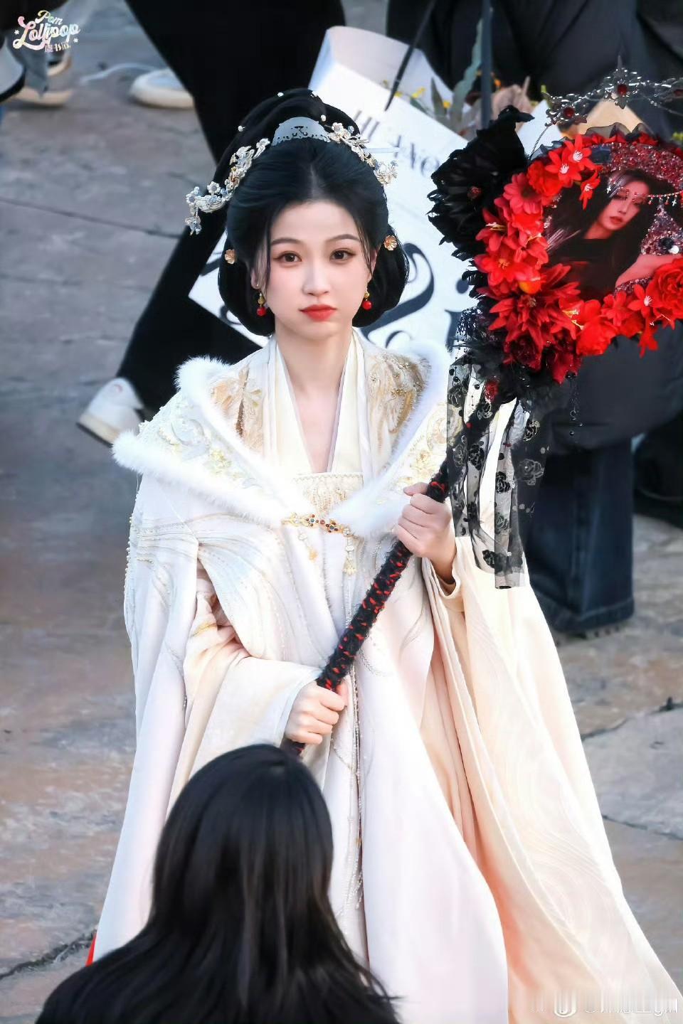 虞书欣扛着权杖去拍戏了，这个挺可爱但对我有点幼稚了 
虞书欣说辛苦你们了虞美欣