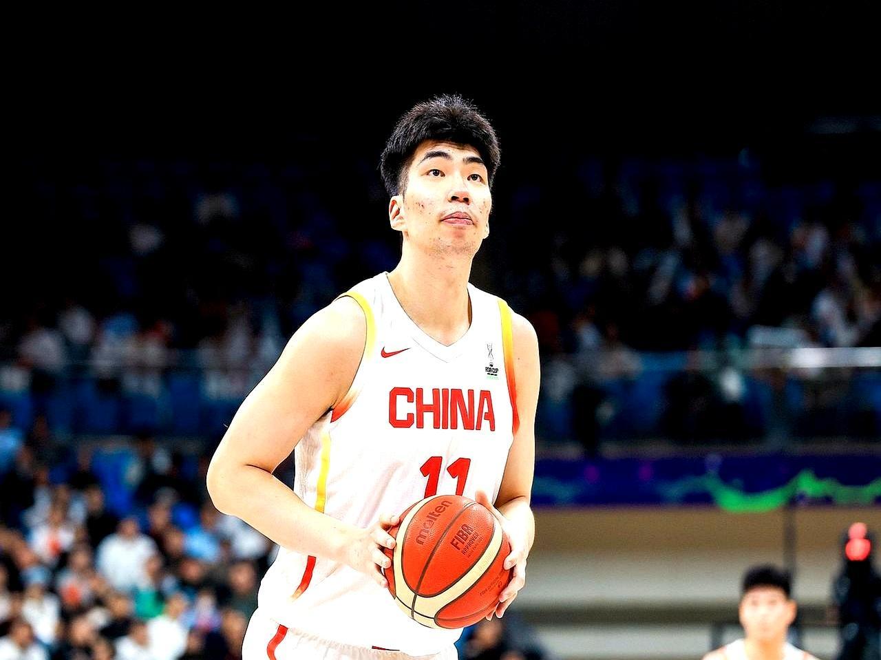 五次转机，上万公里，只为换十二分钟的出场。
 
余嘉豪从西班牙火线归队。无集训，