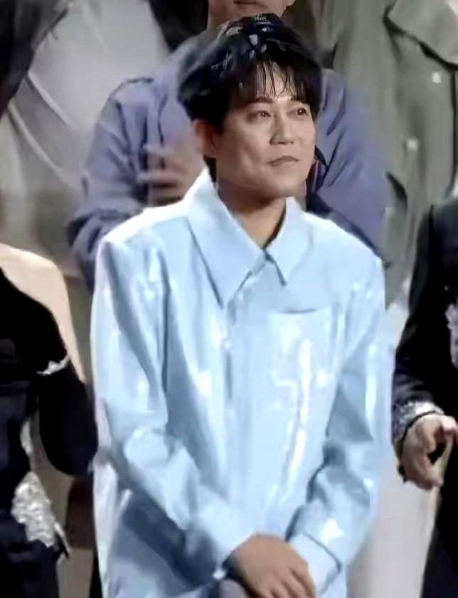 苏醒一个人敲门没人理，六个人组团报价就翻40%，这账算得真精。
市场根本不在乎你