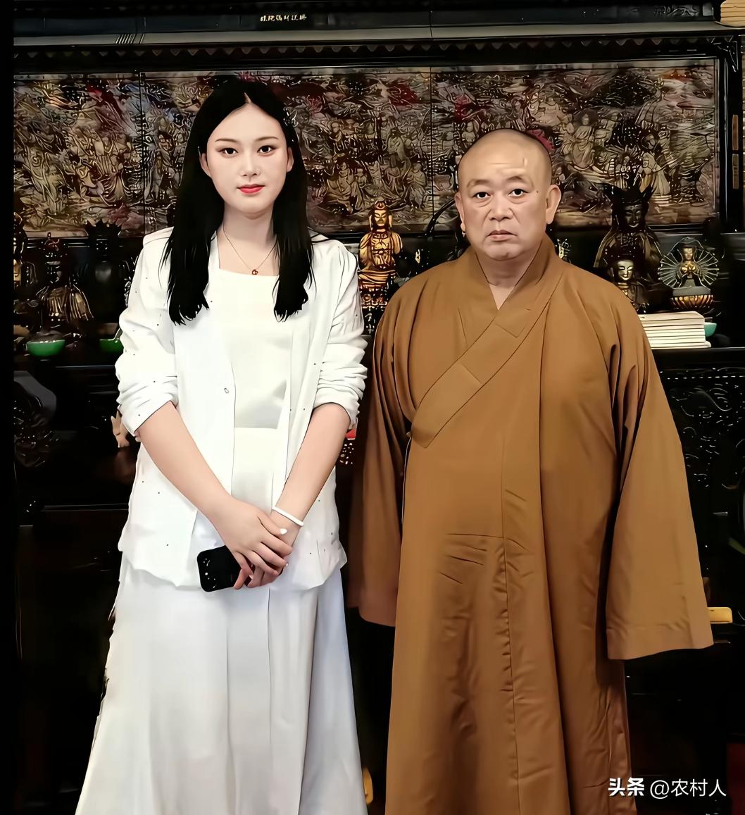 这个女的怎么和释永信的眼睛这么像，也太吓人了。网传释永信51个情人，174个孩子