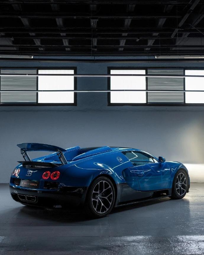 变形金刚迷集合啦威龙定制款太顶了，蓝黑碳纤车身印标志性logo超吸睛内饰博派标超