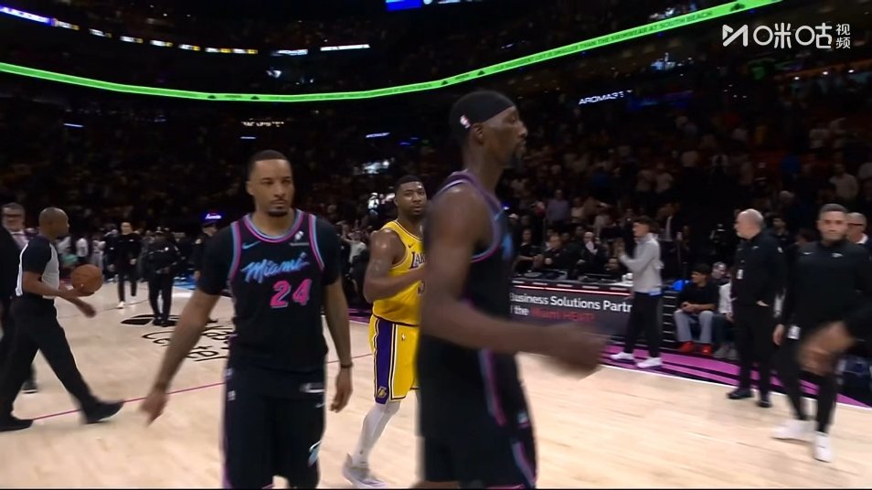 阿德巴约企图将数据刷到31，湖人已经放弃防守，只留艾顿一人在远处拍手手，超大空位