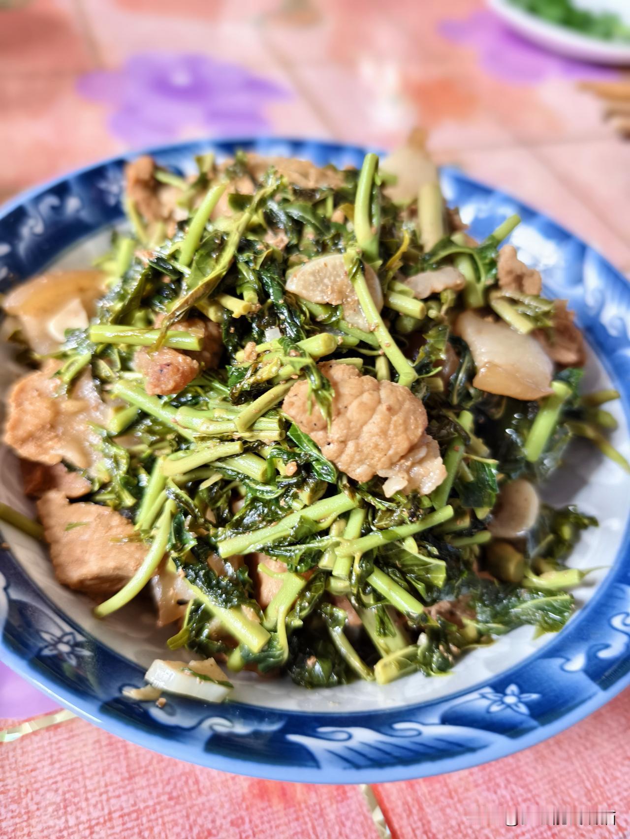 春日生活打卡季 猫妈的闺蜜从忻州带回来一些香椿，猫爸随手就炒个一荤一素，香椿炒肉