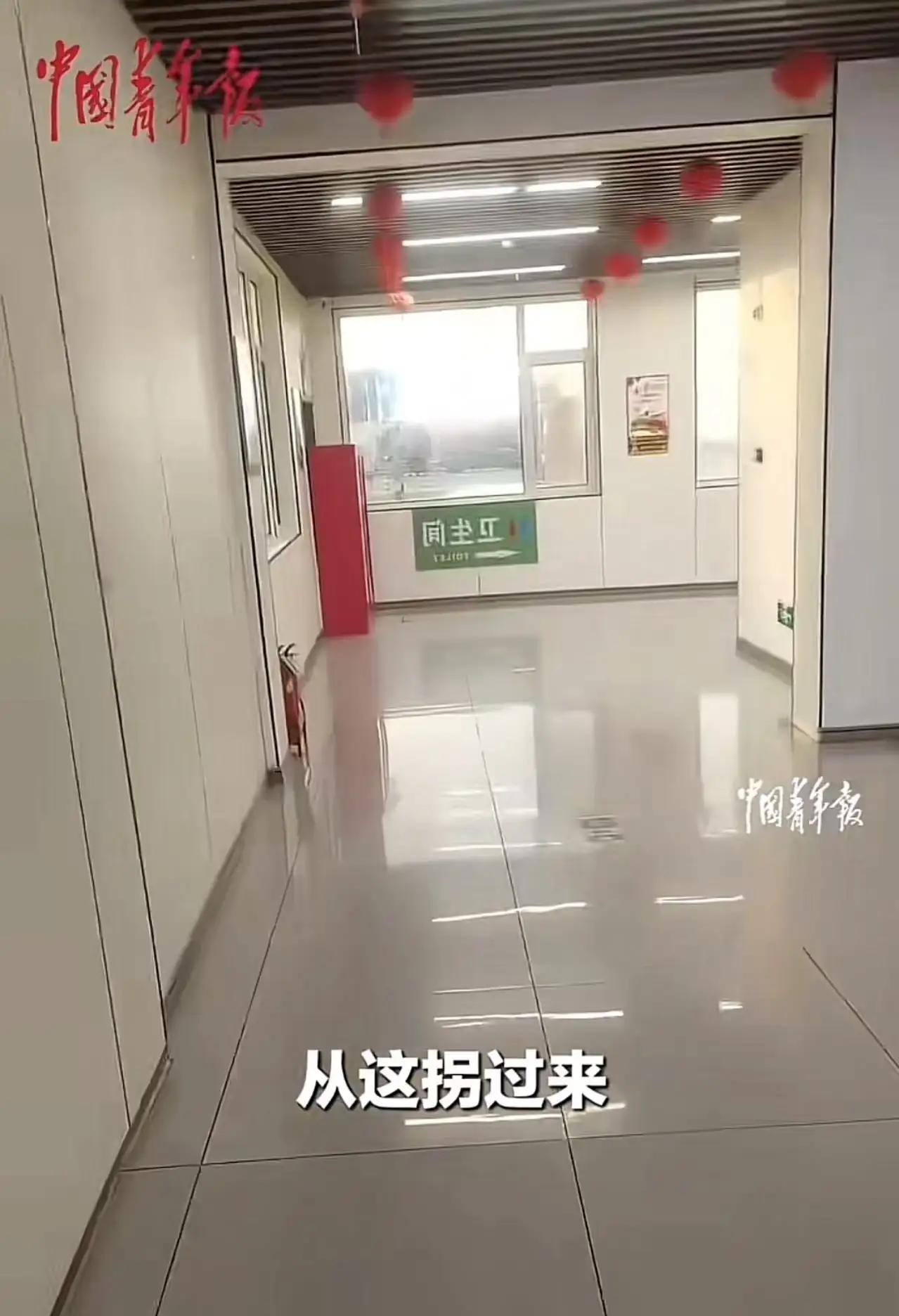 “终于有人站出来了！”男子想去服务区上厕所，发现原本靠近卫生间的门被锁死没需要穿