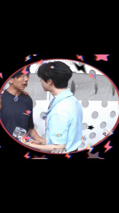 贺峻霖教阿如那表情管理 《娱乐探索编辑部》探班桃花坞直播中， 怪不得能桃李满天下