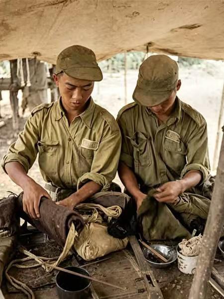 1953年，逃遁泰缅边境泰北一侧驻扎的国军孤军第93师官兵正在用餐！

曾经在抗