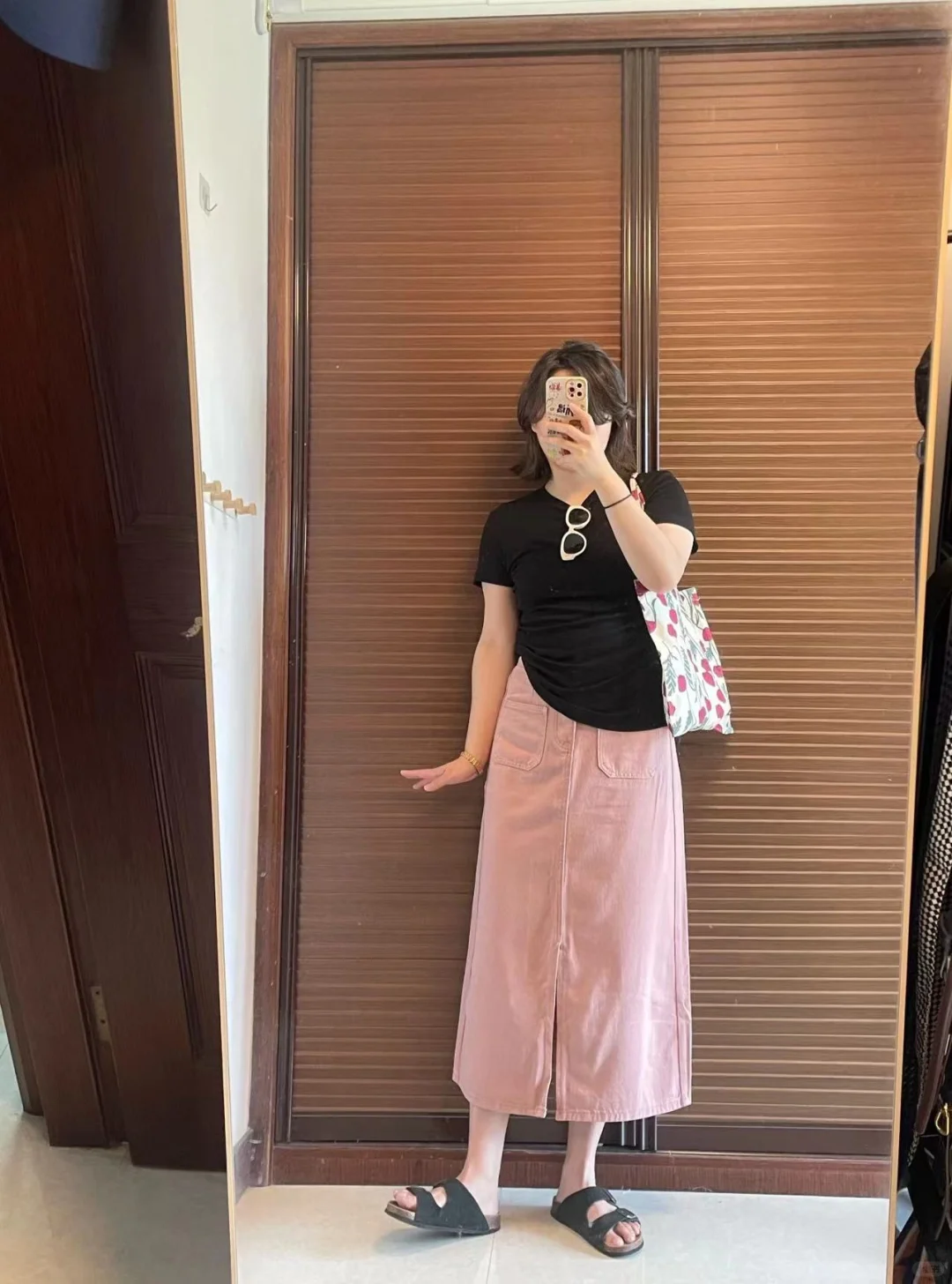 轻薄弹力巨大的黑色T恤👕超适合当内搭✔