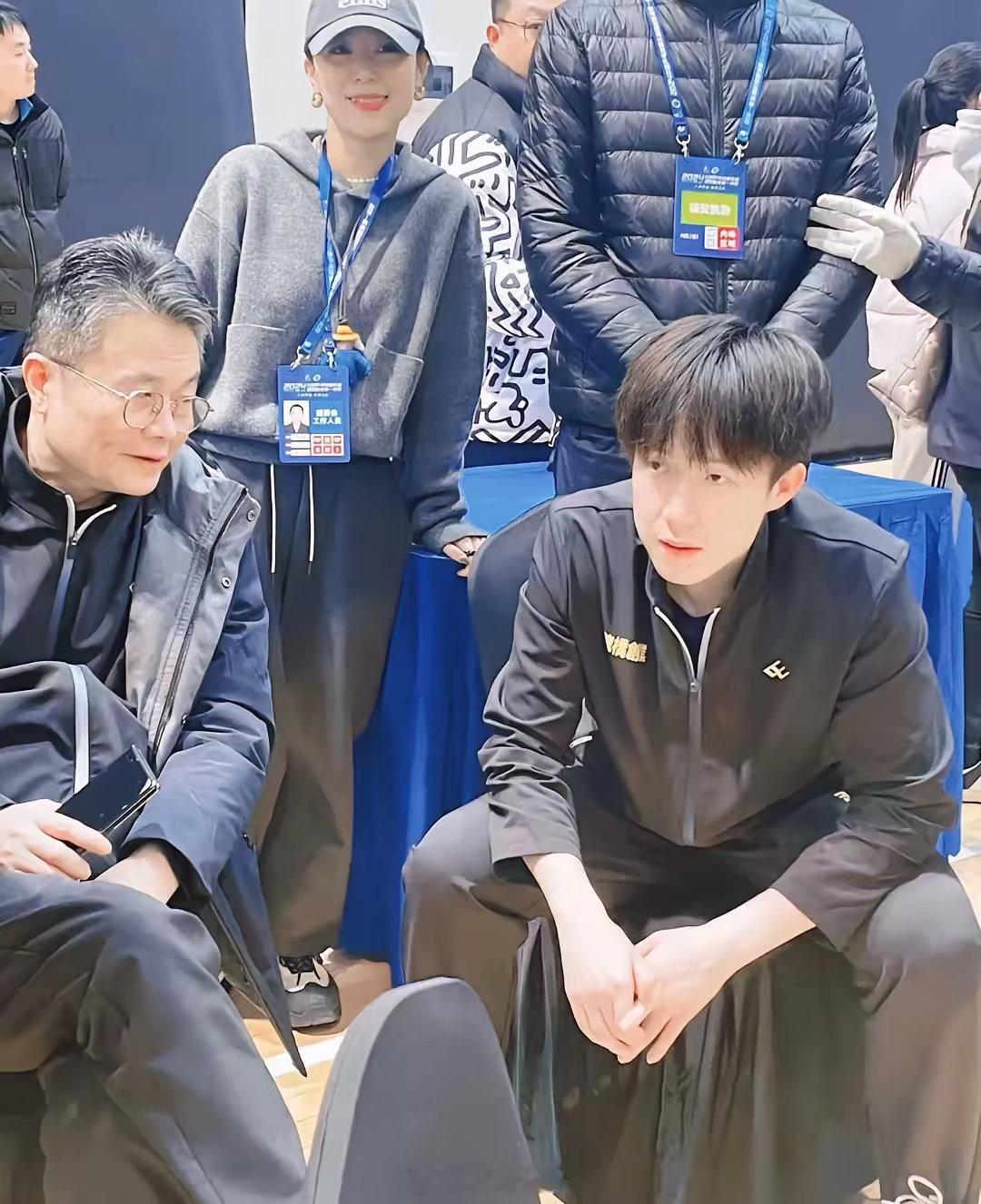 长沙乒超联赛比赛现场的王楚钦，与山东魏桥俱乐部教练尹霄教练一起聊天谈心！尹霄教练