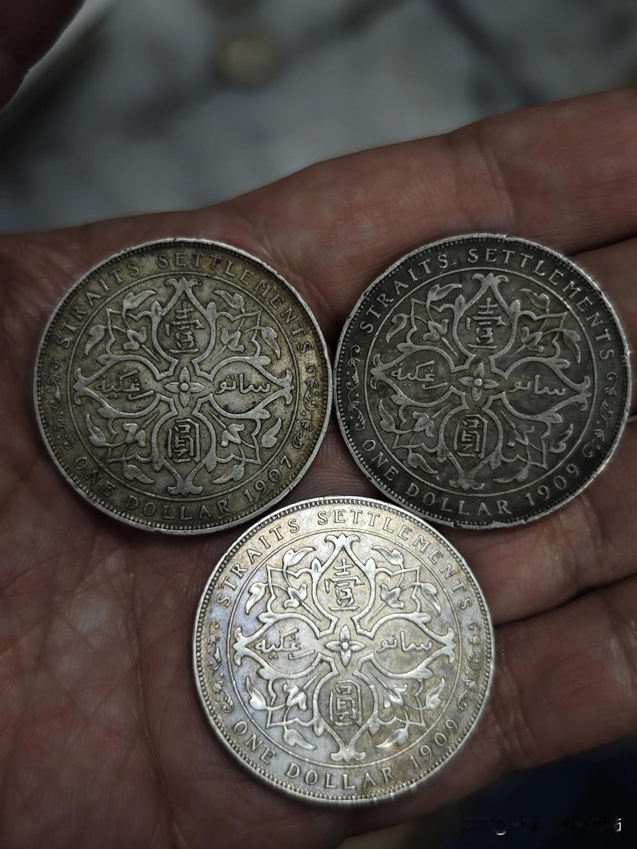 刚刚出去买可乐喝，店家找回来的3块钱，怎么感觉有点大？[呆无辜]