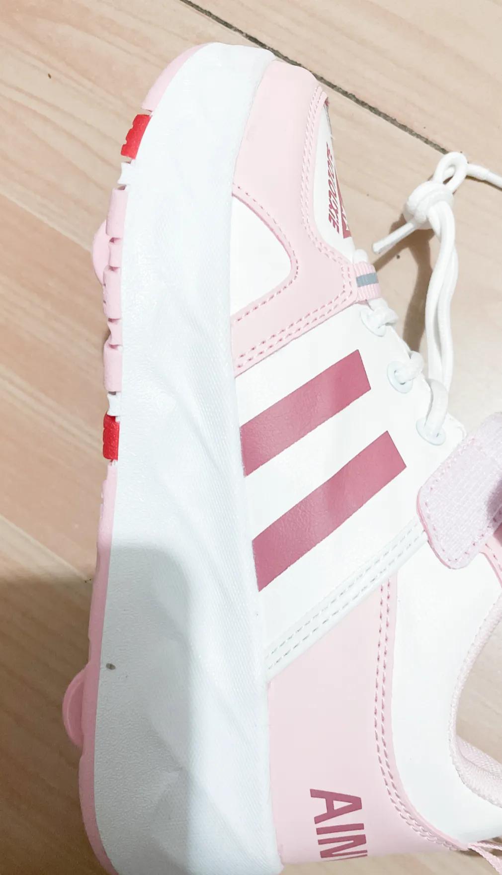 #萌娃成长记录# 最近闺女学校暴走鞋风靡，于是我也给孩子买了一双。鞋子是回来啦，