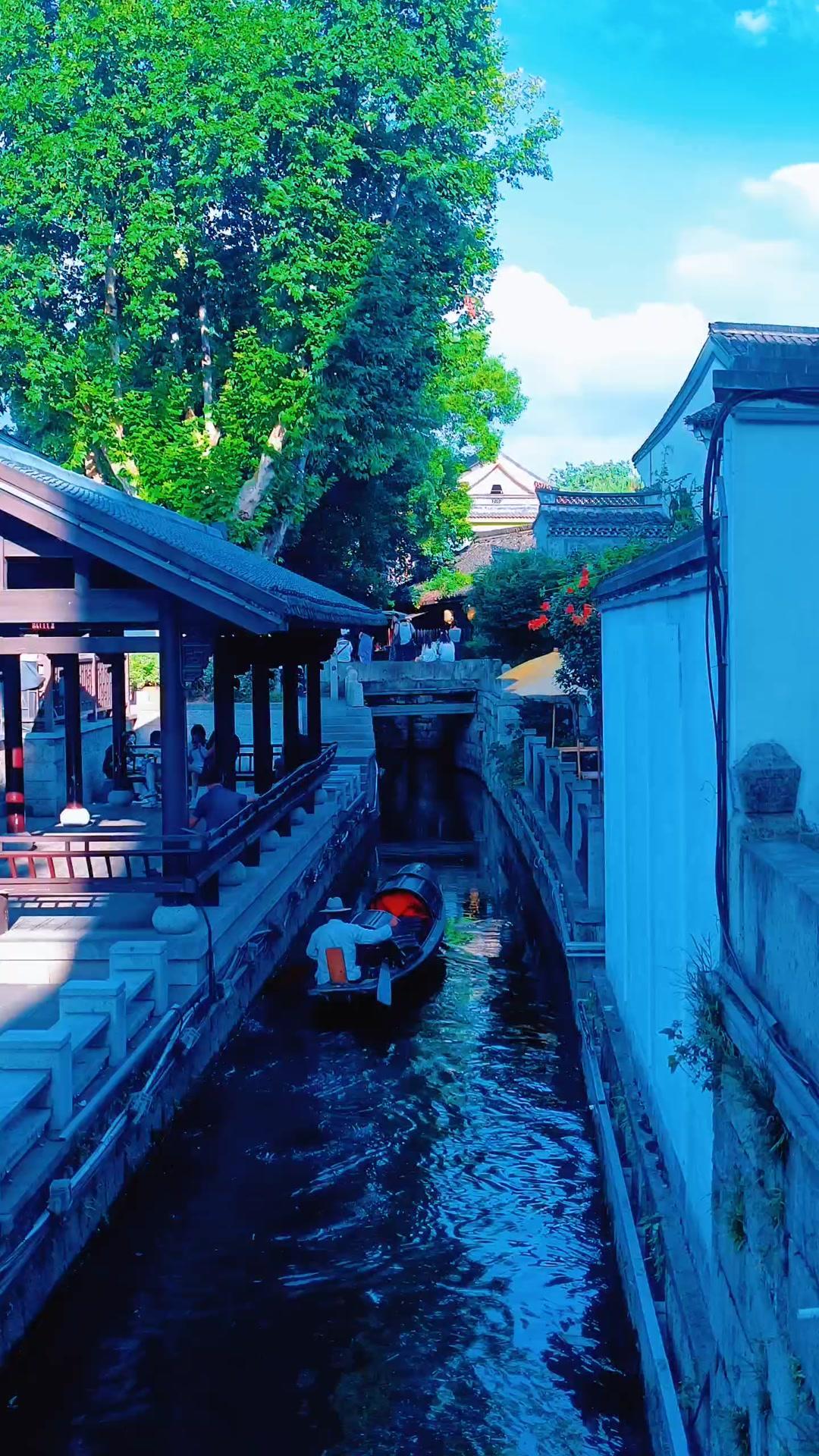 绍兴的韵味，藏在青石板路的褶皱里，在黄酒的醇香中流转，在鲁迅故里的笔墨间沉淀。