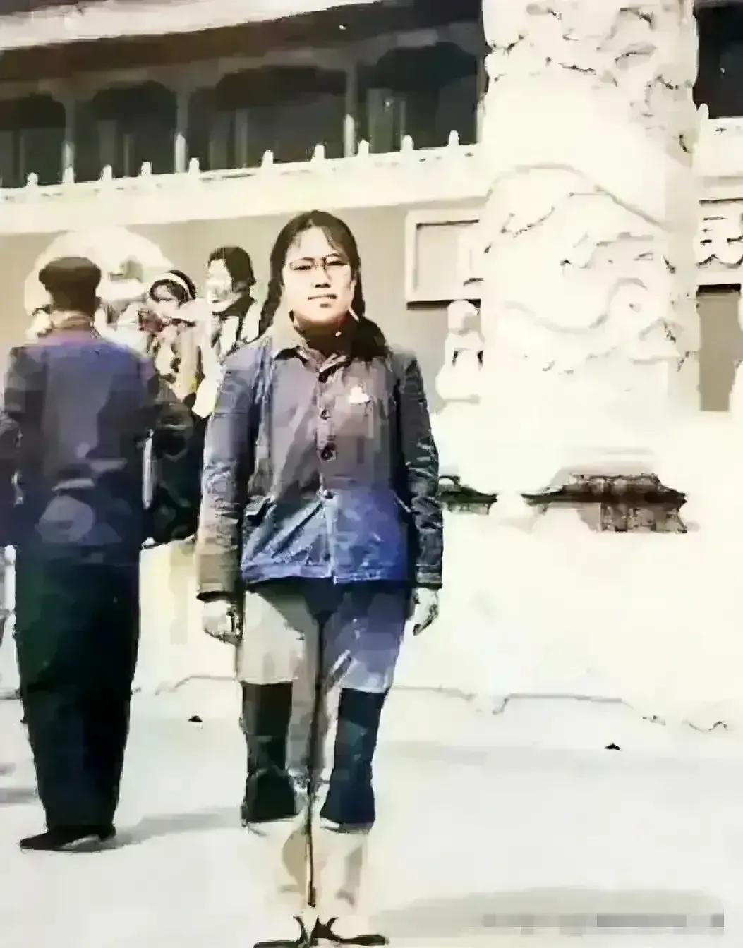 60年代，一名穿着“补丁”衣服的女孩，站在天安门广场前，留下了这一张合影，照片中
