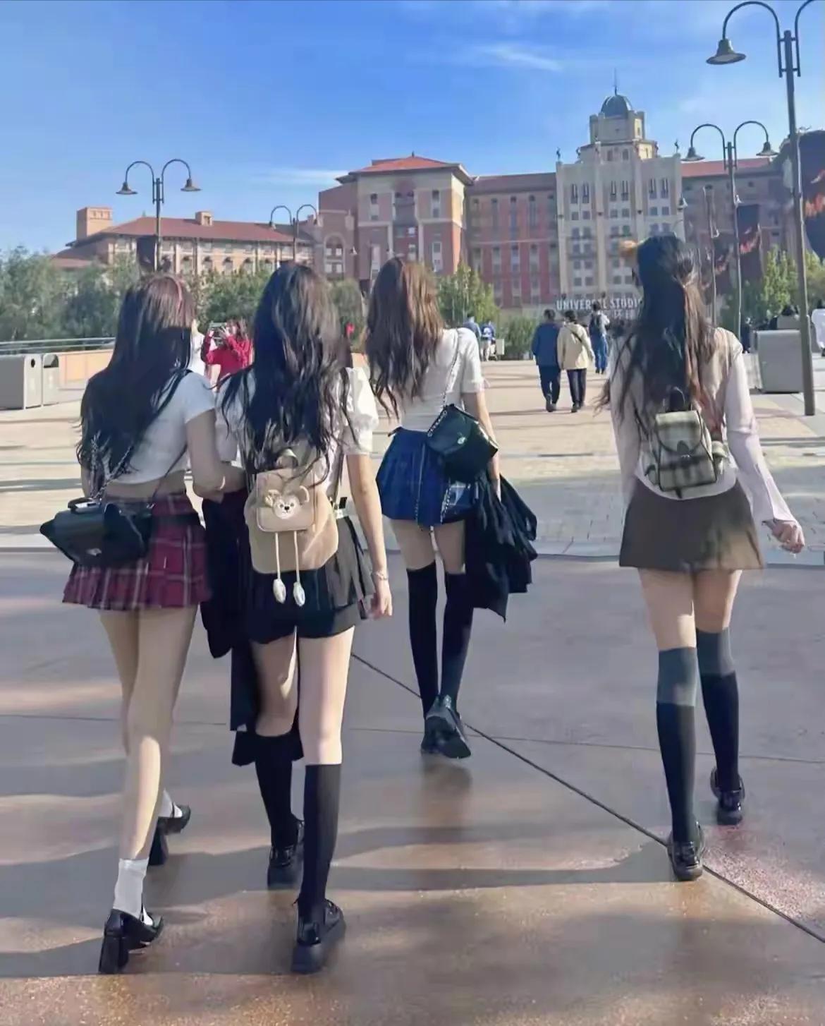 青春校园风，少女们手牵手漫步在校园里，阳光洒在她们的脸上，洋溢着青春的气息。