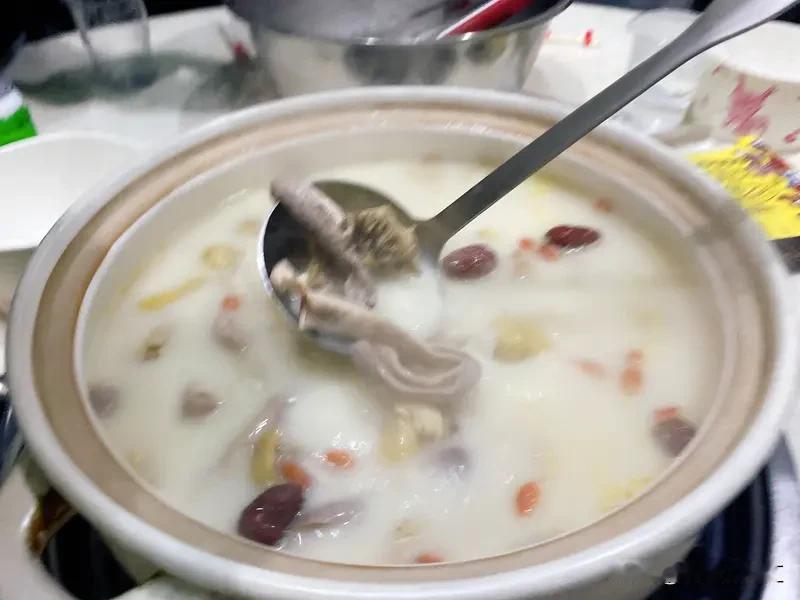 猪肚鸡炖苦了真的更健康吗？这可不一定。要是因为药材放多，像当归这类苦味中药加多了