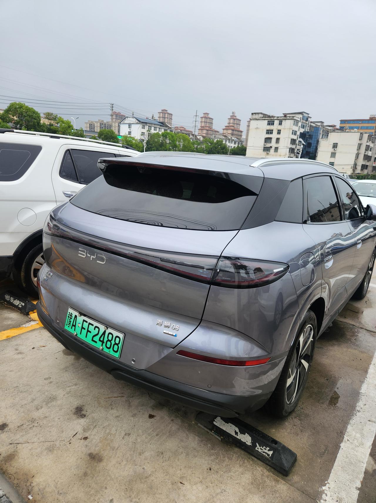 来看看是大灯突出还是保险杠突出？大灯好像在保险杠之外，如果撞击的话先撞大灯，因为