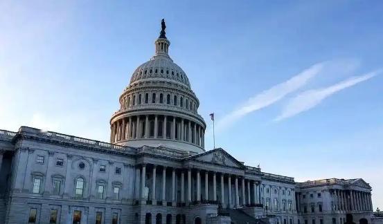 一票之差险胜，美国参议院最近上演了一出离谱的投票大戏，半夜加班投票，全程火药味拉
