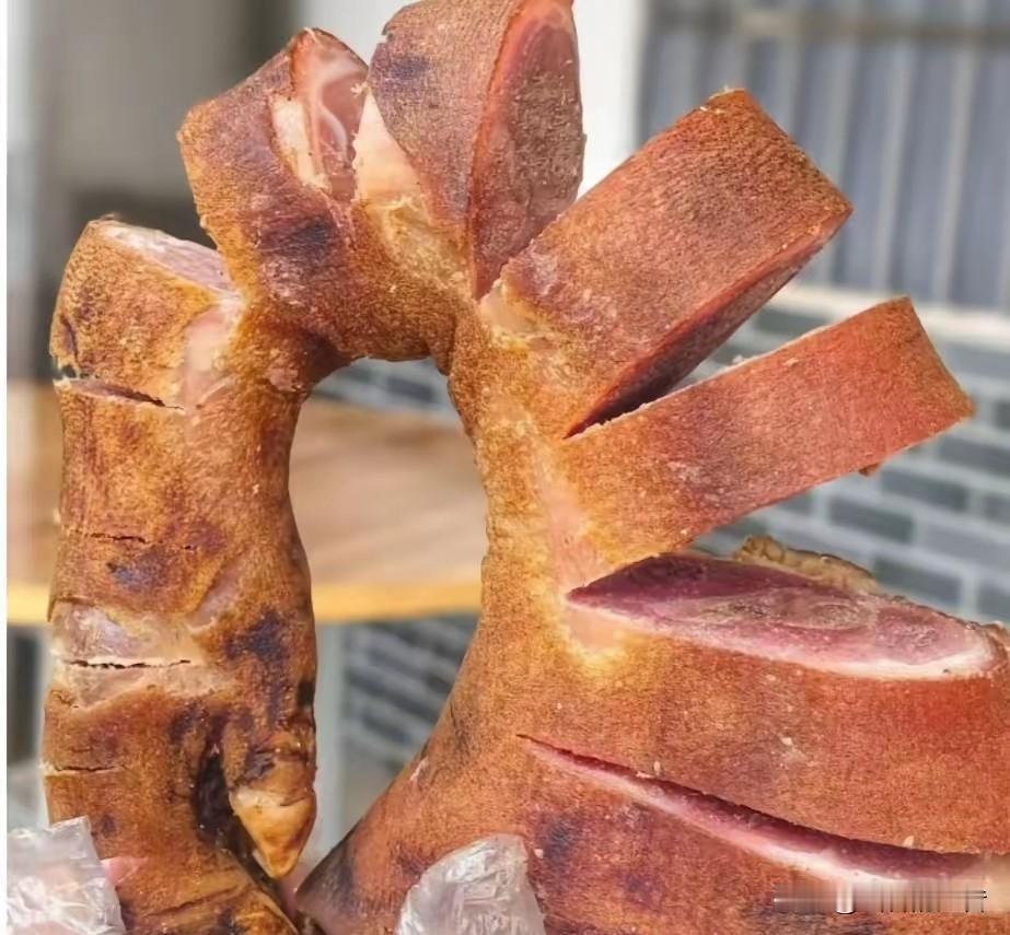 我有个侄子是农村的，每年雷打不动来拜年，每年雷打不动三件礼物：一只老母鸡，一个猪