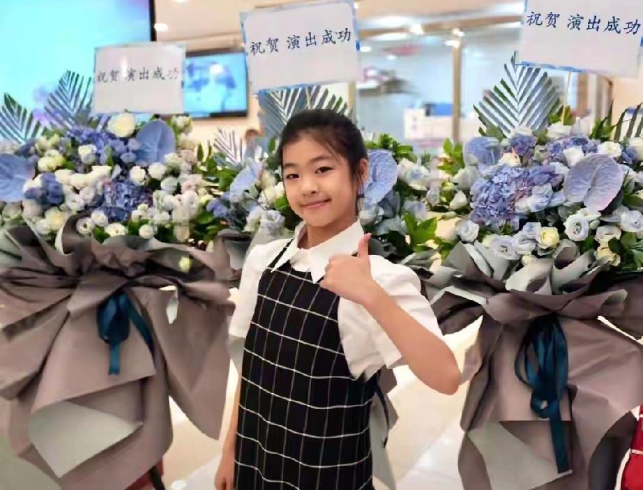 章子怡汪峰同台观女儿演出，相处状态尽显离婚隔阂
 
     醒醒登台表演钢琴，