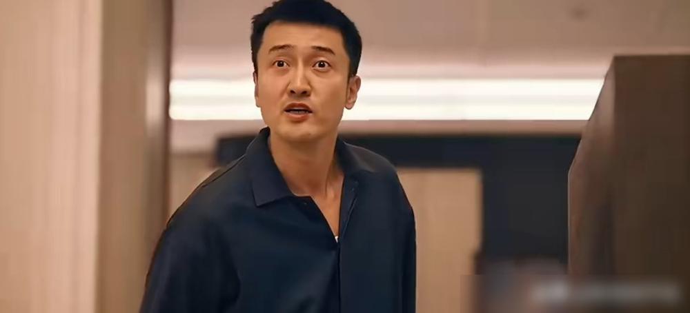 你敢信吗，全网夸爆的《低智商犯罪》，原著小说当年差点因为不够搞笑被读者喷到停更。