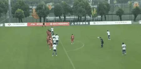 彭啸，连续两场梅开二度，他会是泰山的下一个郑铮吗？
这两脚任意球，还真别说，有点