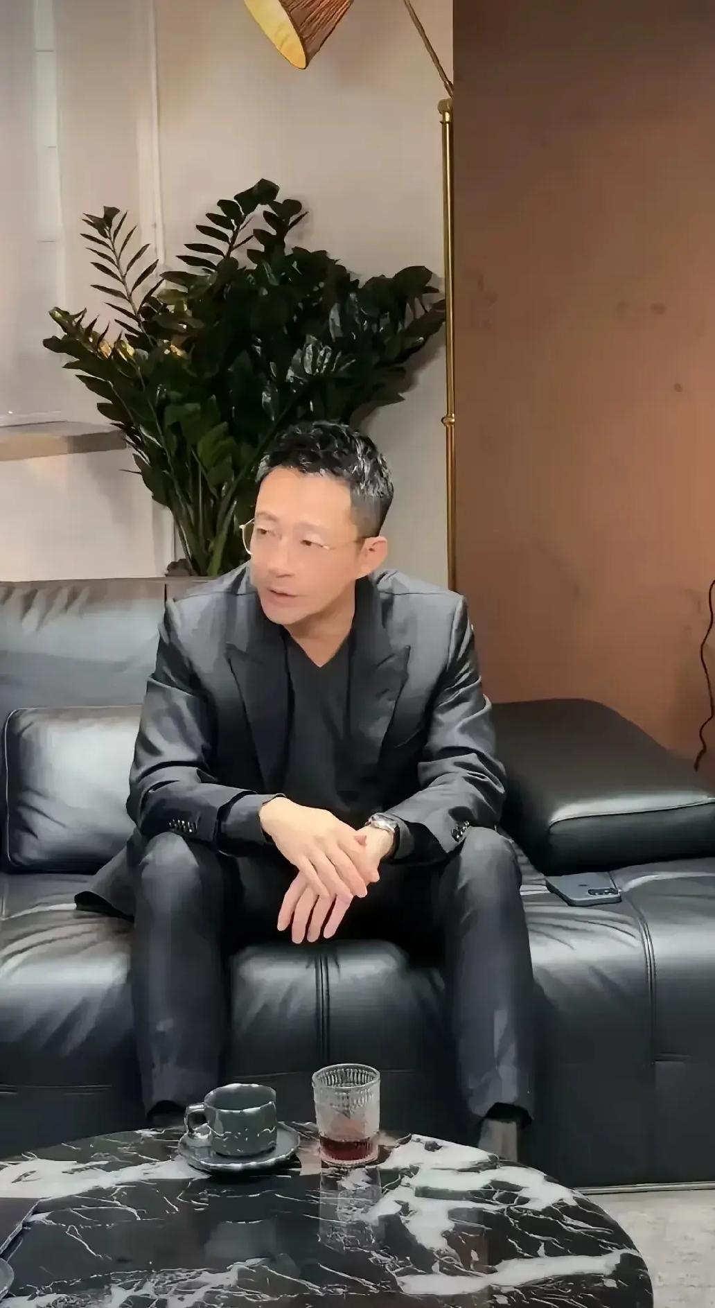 我觉得汪先生是非常典型的情绪化的人，爱的时候是爱的，发疯的时候也是火枪乱开。经不