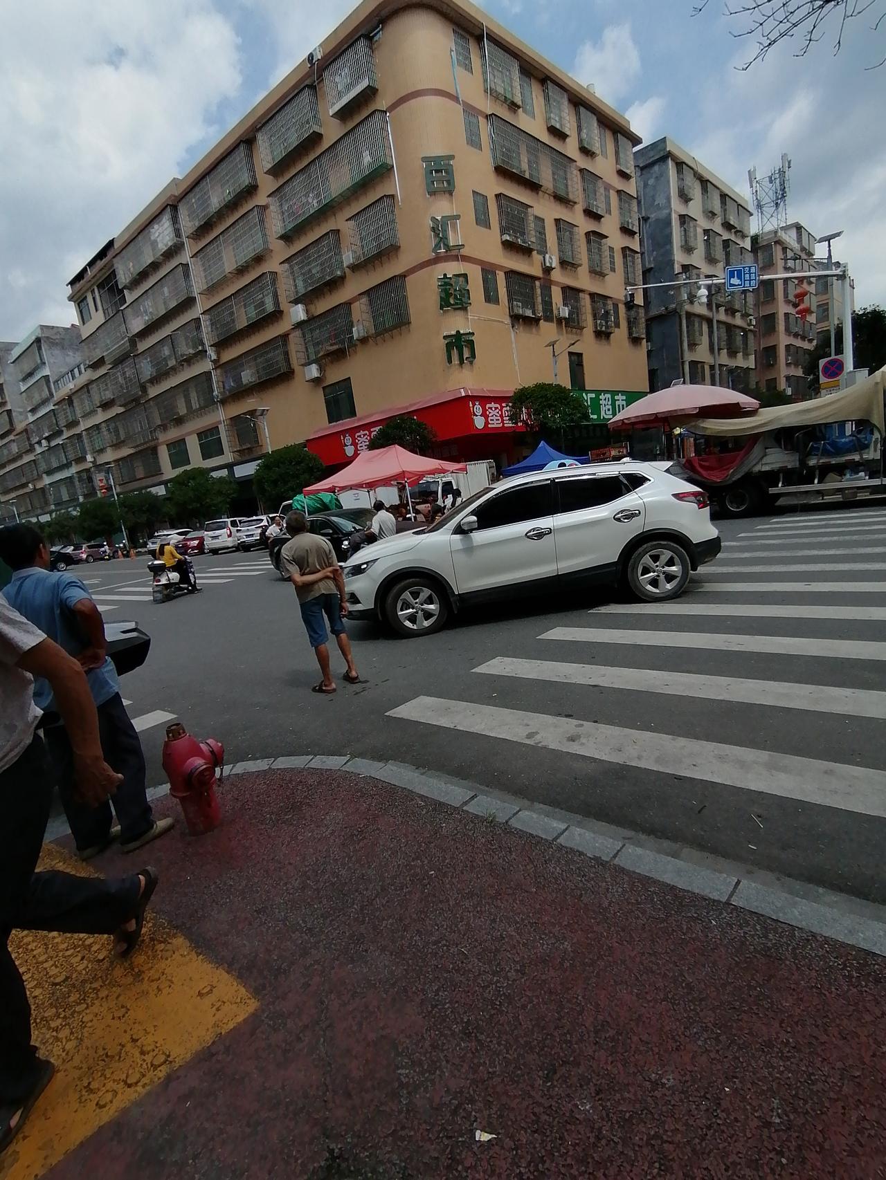 在一个没有红绿灯十字路口、摩托车、汽车互不相让，发生正面碰撞。幸亏没有出大事，现