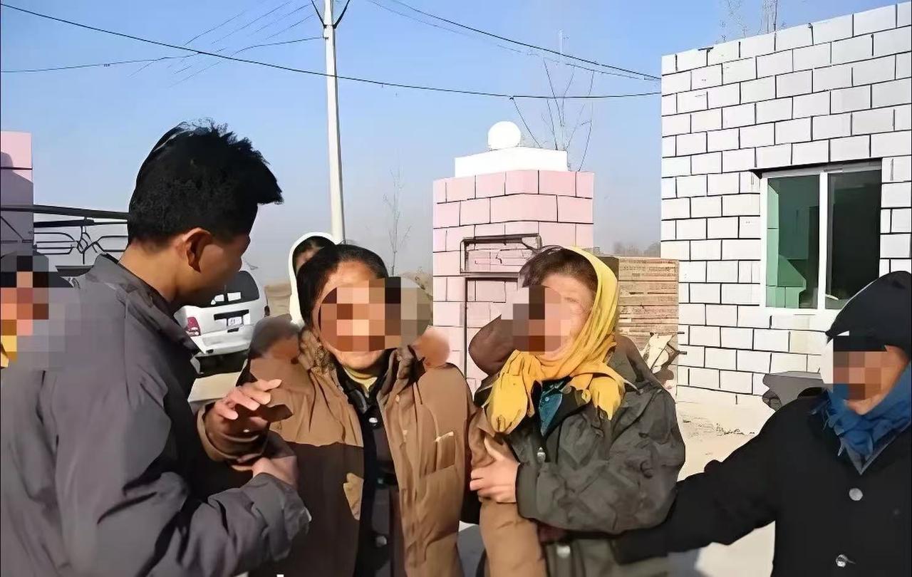 安徽淮南，女子丈夫生病住院，她去跟一男性村民借10000元应急，钱借到手后，她打