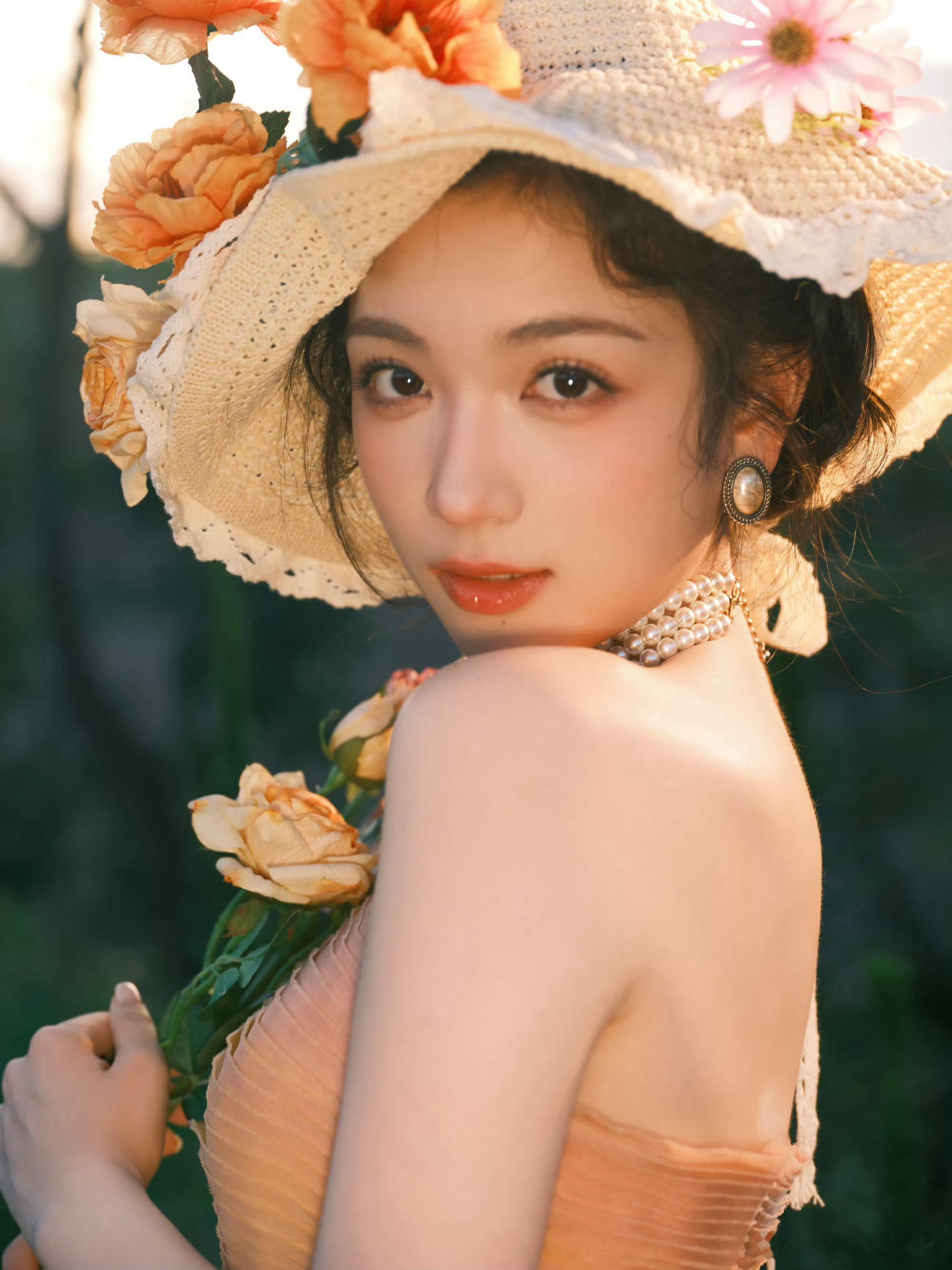 代露娃[超话]  代露娃小花仙🧚‍♀️🧚‍♀️美到无法无天了！好明媚的照片，