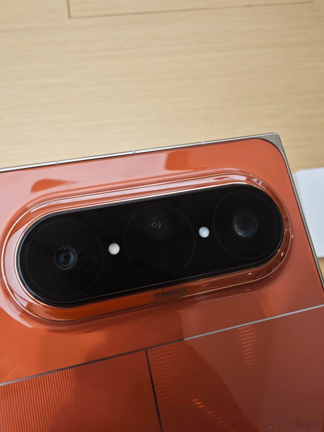 余承东回应Pura90橘子海配色 来店里把玩了一会华为的Pura X Max阔折