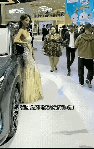 好像大哥欠她什么紧跟不放，追债似的？