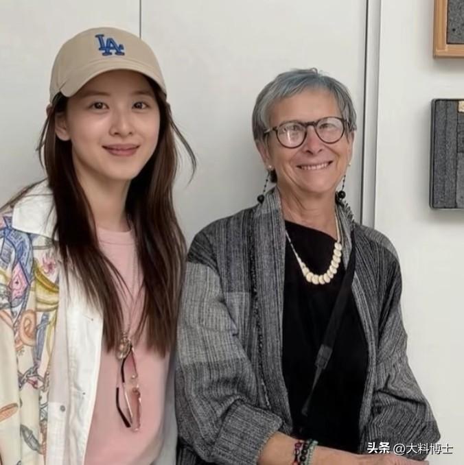 章泽天法国观展被偶遇，右手食指戒指很显眼
 
近日，有网友在法国偶遇章泽天现身某