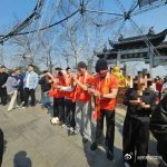 杭州灵隐寺带足球拜佛太抽象了绝了！灵隐寺里球迷带足球祈福，这画面太魔幻，仿佛足球