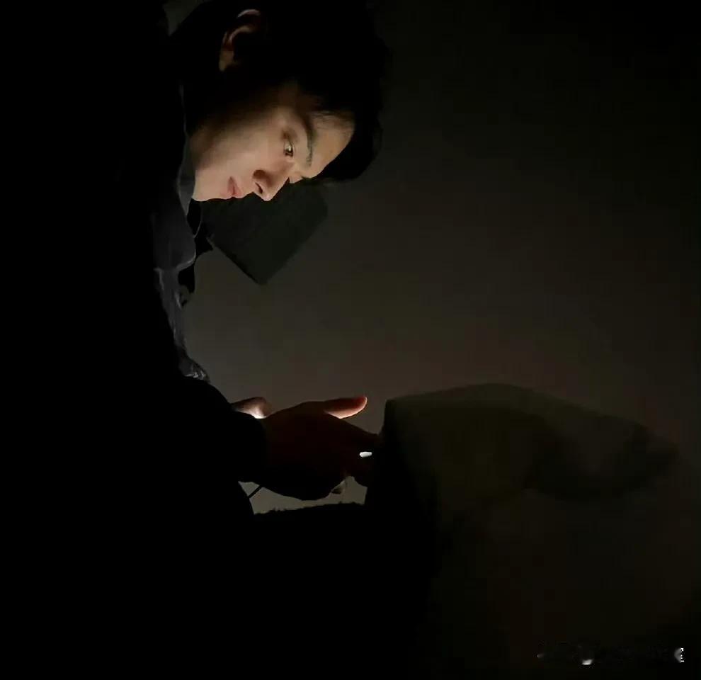 新剧刚开播男主被锤劈腿
新剧刚开拍被男主避嫌
男明星们能不能管住自己啊，工作的时