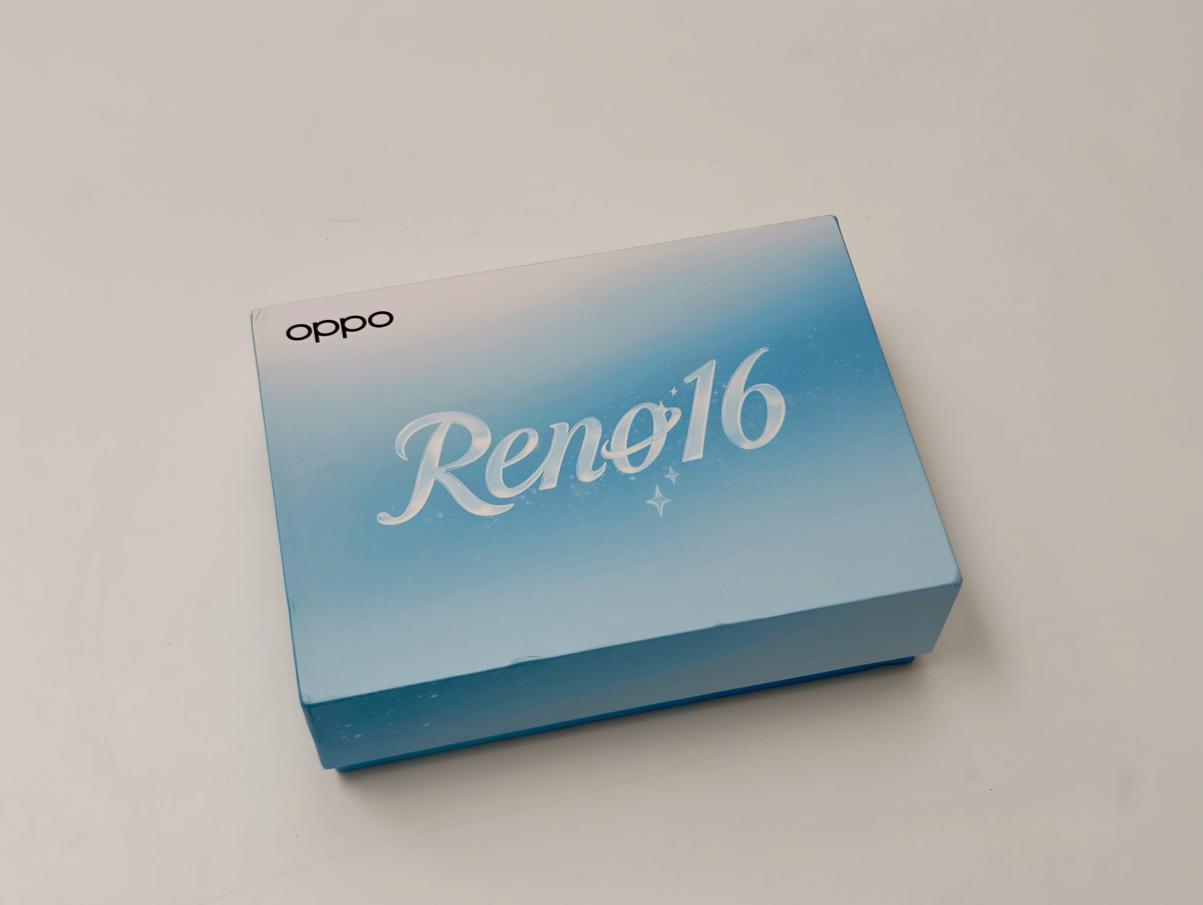 收到了OPPO Reno16的邀请函礼盒，这次不仅有创意，实用性也不错。礼盒里的
