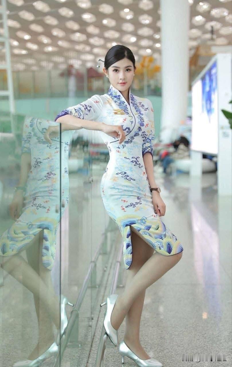 优雅空乘，机场风采，专业与美丽并存！